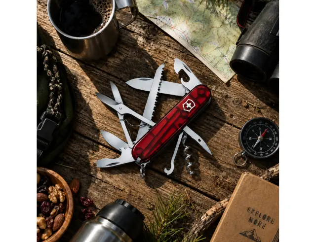 Ελβετικός Σουγιάς Victorinox Huntsman με 15 λειτουργίες και μήκος 9.1cm - Red Transparent1.3713.T