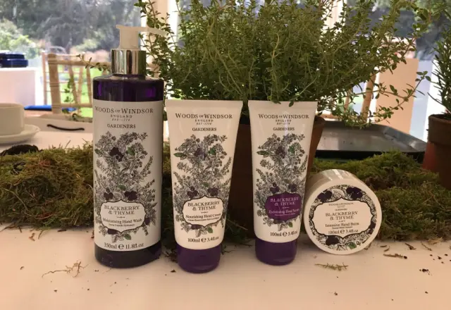 WOODS OF WINDSOR GARDENERS Exfoliating Hand Scrub Blackberry & Thyme Απολεπιστικό χεριών με βατόμουρο και θυμάρι 100ml 2