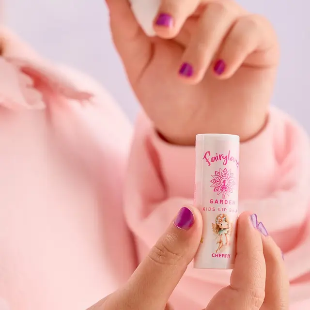 Garden of Panthenols Fairyland Lip Balm Cherry Lily 5 Παιδικό Lip Balm με Άρωμα Κεράσι, 5.2g 2