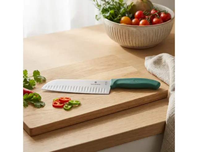Μαχαίρι Santoku Victorinox Swiss Classic με αυλακώσεις με πράσινη λαβή και μήκος λεπίδας 17cm6.8524.17C1B