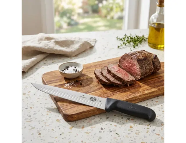 Μαχαίρι Κρέατος Victorinox Fibrox με στενή λεπίδα, αυλακώσεις και μήκος 20cm - Black5.5523.20