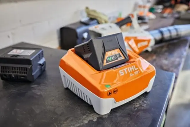 Ταχυφορτιστής STIHL AL 301 3