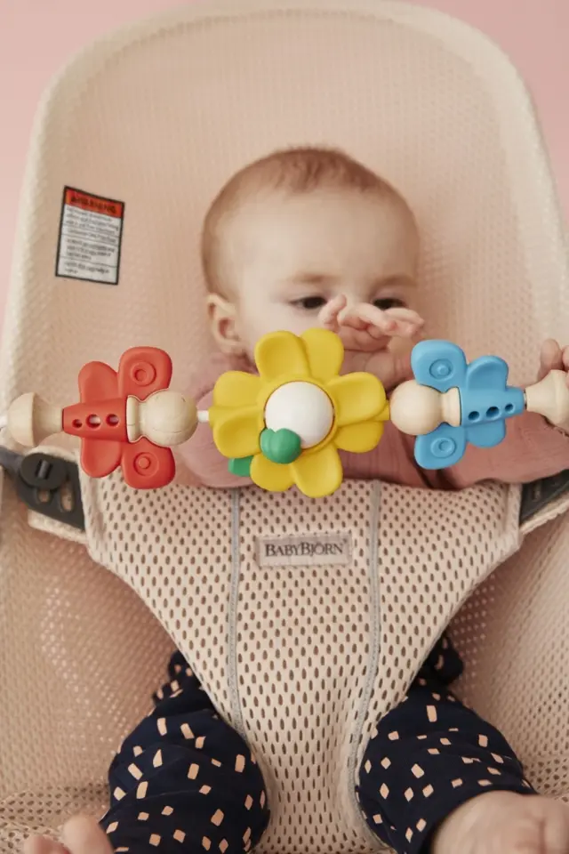 BabyBjorn Μπάρα Παιχνιδιών Για Ρηλάξ Flying Friends 7317680800992 2