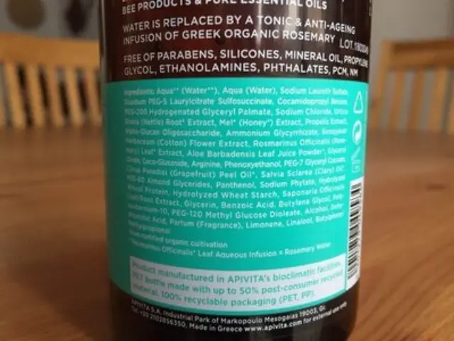 Apivita Oily Roots Dry Ends Shampoo with Nettle & Propolis Σαμπουάν για Λιπαρές Ρίζες και Ξηρές Άκρες με Τσουκνίδα και Πρόπολη, 250ml 3