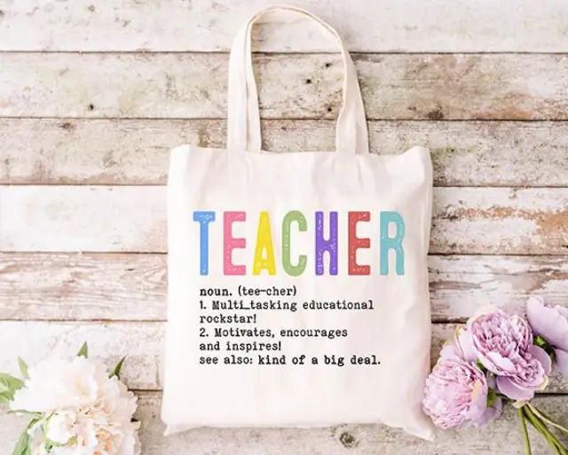Τσάντα πάνινη υφασμάτινη εκρού με σχέδιο TEACHER 05 διαστάσεις: 38x40cm μαζί με τα χερούλια 38x70cm
