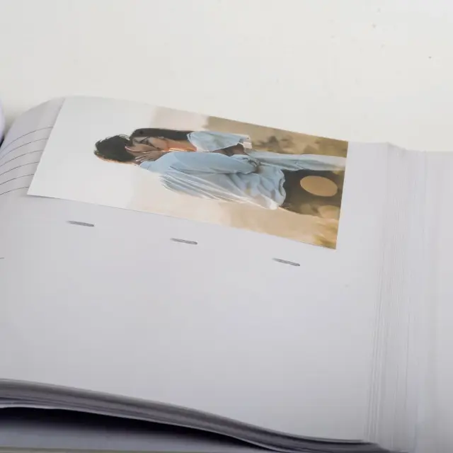 Άλμπουμ Γάμου με θήκες για 100 φωτογραφίες 15Χ21 λευκό με ανάγλυφα σχέδια με θήκες για 100 φωτογραφίες 15X21 διαστάσεις 27x33cm εξώφυλλο με θήκη για φωτογραφία ( Άλμπουμ με κουτί ) DW6810 B 3