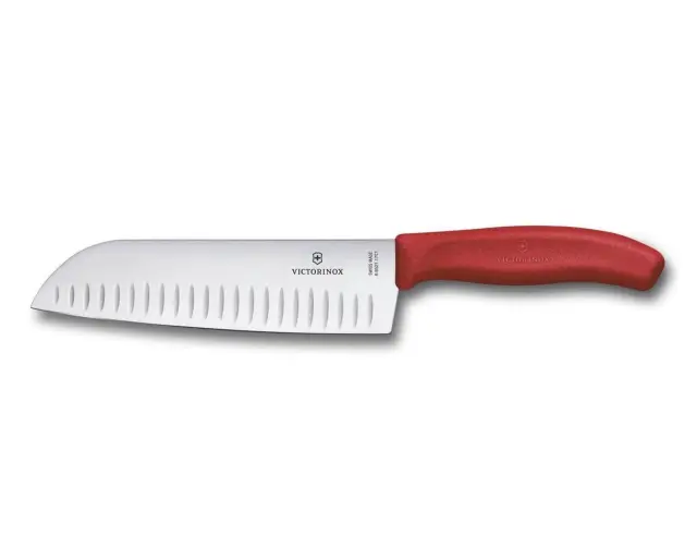 Μαχαίρι Santoku Victorinox Swiss Classic με αυλακώσεις με κόκκινη λαβή και μήκος λεπίδας 17cm6.8521.17C1B 2