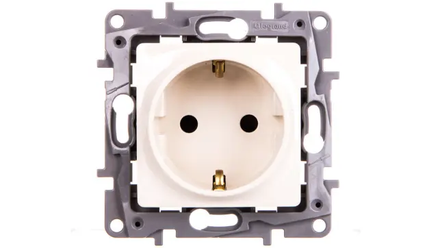 Socket Niloe 2P+E SCH 16A 250V with shutters ivory