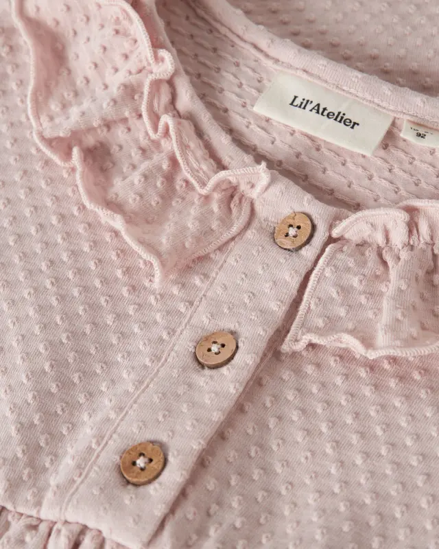 Φόρεμα Lil'Atelier με ανάγλυφη υφή 2