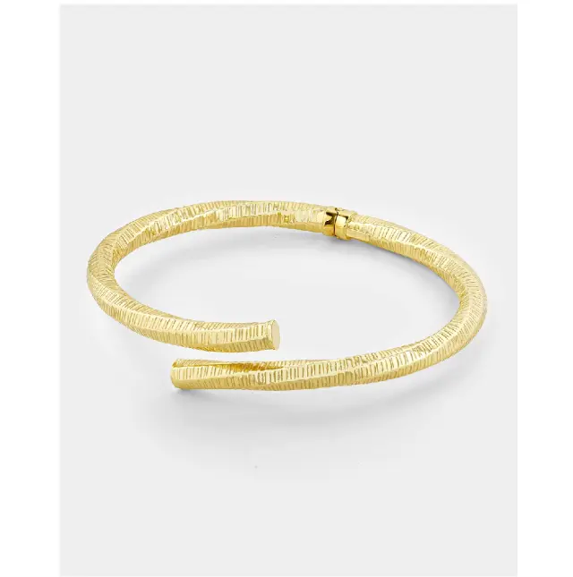 Vogue Cuff με σφυρήλατη επιφάνεια από επιχρυσωμένο Ασήμι 925° 20175172301