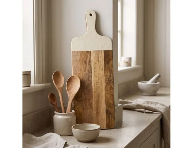 Ξύλινη επιφάνεια κοπής και σερβιρίσματος Nerina Home Deco Factory με λαβή, από Ξύλο Μάνγκο, 58x19x1.5cm KA0657