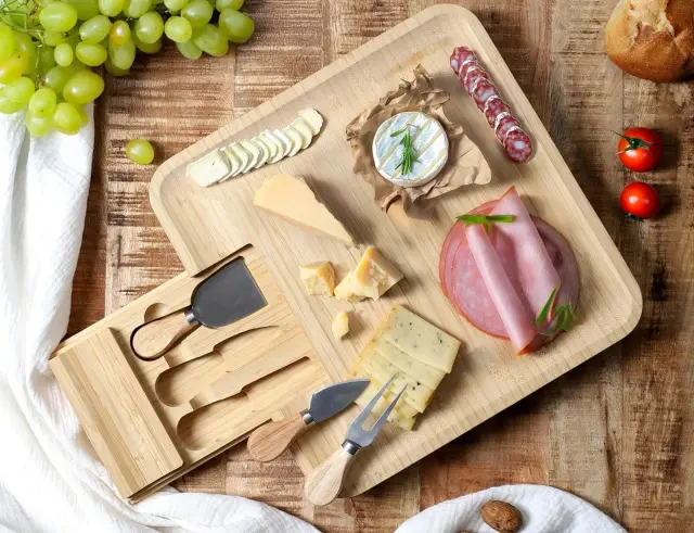 Πλατώ σερβιρίσματος τυριών Cook Concept με 3 μαχαίρια τυριού, συρτάρι αποθήκευσης και διαστάσεις 33x33x3cm KA0565