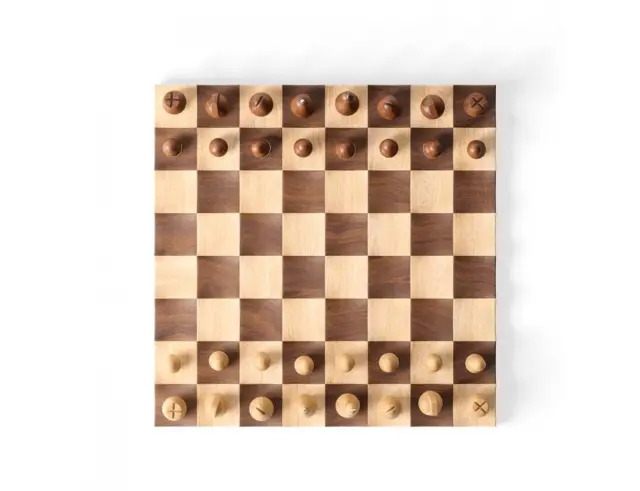 Σκακιέρα Wobble Chess Umbra από ξύλο σφενδάμου και καρυδιάς, με διαστάσεις 38x38x11cm377601-656 3