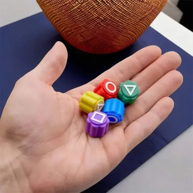 Gonggi παιχνίδι squid game με τριγωνική βάση και τυχερή φιγούρα 3