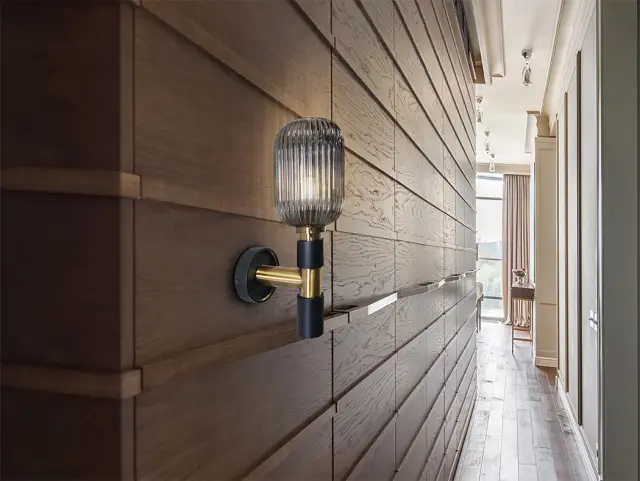 NORMA Επιτοίχιο Φωτιστικό 1L – Μαύρο Μέταλλο με Satin Brass Γυάλινο Καπέλο Smoke Grey Χρυσό