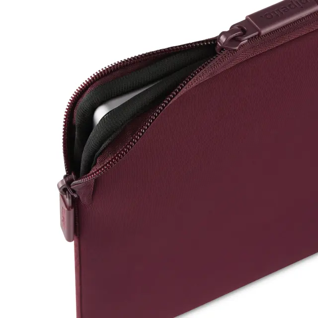 Pipetto Classic Fit Sleeve, burgundy - MacBook Neo 13 (A18 Pro) 3