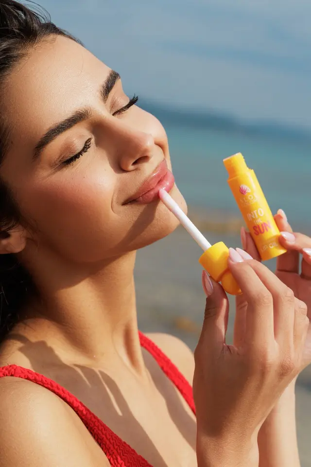 Aloe Colors Into The Sun Lip Oil Sun Protection Έλαιο Χειλιών για Προστασία από την Ηλιακή Ακτινοβολία 10ml 2
