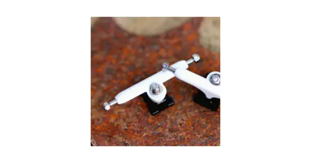 SKULL PRO FINGERBOARD TRUCKS WHITE/BLACK 34 2