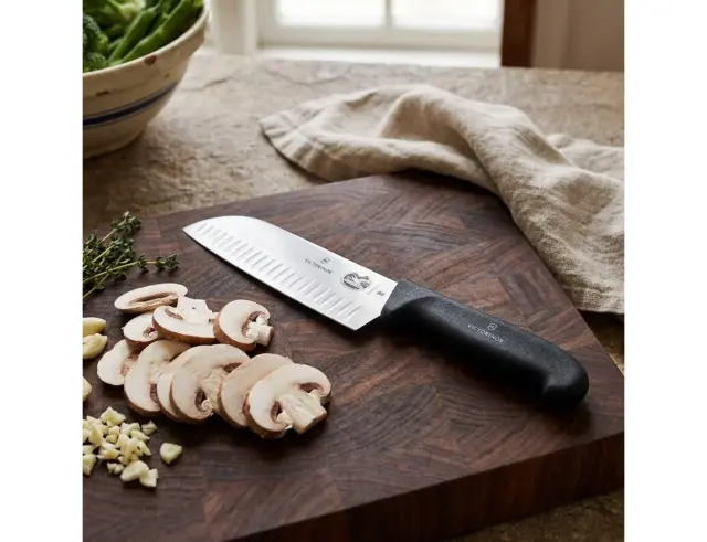 Μαχαίρι Santoku Victorinox Fibrox με μήκος λεπίδας 17cm - Black5.2523.17