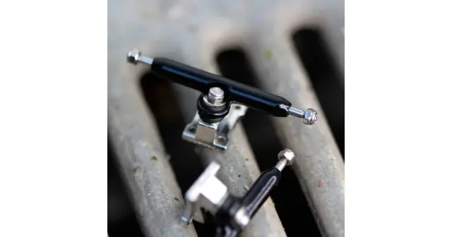 SKULL PRO FINGERBOARD TRUCKS BLACK/CHROME 34 2