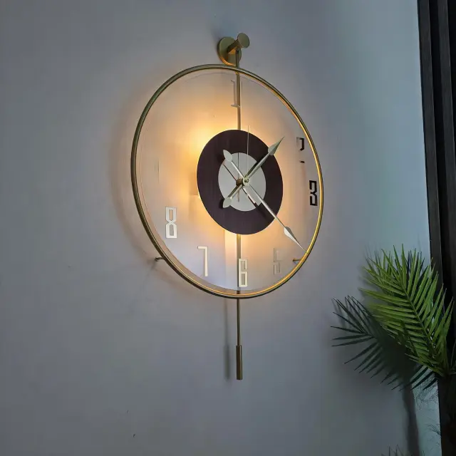 Stewehome Μοντέρνο χρυσό μεταλλικό ρολόι τοίχου LED με εκκρεμές και λατινικό καντράν 50x75 cm 2