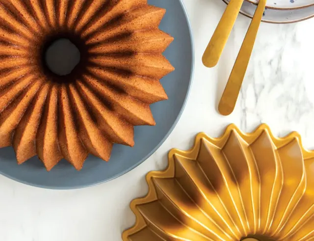 Φόρμα για κέικ Brilliance Nordic Ware Premier Gold με τρύπα και διαστάσεις 26x10cm85777