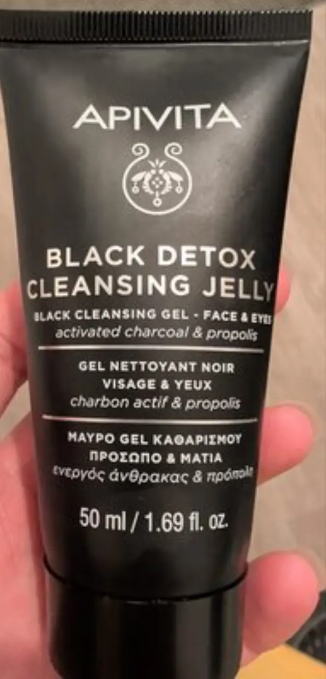 Apivita Cleansing Black Detox Cleansing Jelly Μαύρο Gel Καθαρισμού με Ενεργό Άνθρακα & Προπόλη για Πρόσωπο & Μάτια, mini 50ml