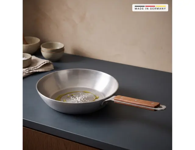 Σωτέζα Woll Carbon Steel με αντικολλητική επίστρωση, ξύλινη λαβή και διάμετρο 28cm 728CS