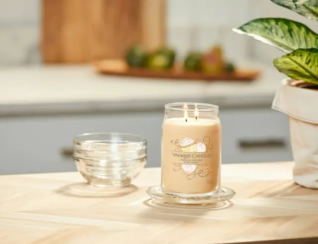 Αρωματικό Κερί Yankee Candle με διάρκεια καύσης έως 80 ώρες και άρωμα Vanilla Cupcake1629969E 2