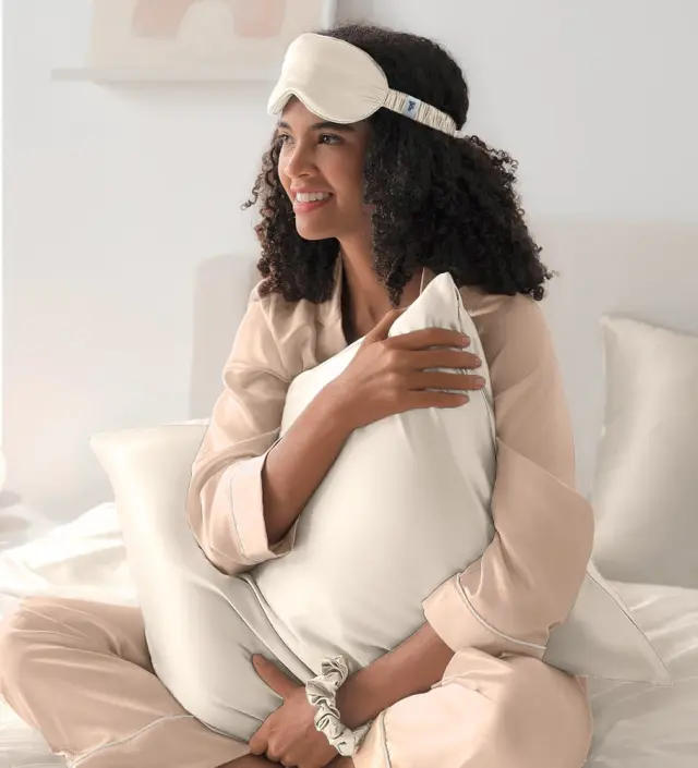 BEAUTY SLEEP SET (Μαξ/θήκη-Μάσκα Ύπνου-Scrunchies) CHAMPAGNE GUY LAROCHE