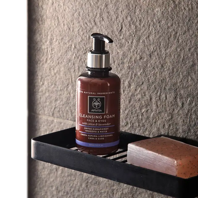 Apivita Cleansing Foam Olive + Levander - Αφρός Καθαρισμού Για Πρόσωπο + Μάτια Με Ελιά + Λεβάντα 200ml 2