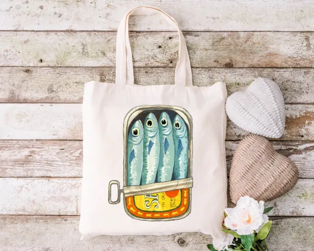Τσάντα πάνινη υφασμάτινη εκρού με σχέδιο SARDINES ΑΡΤ διαστάσεις: 38x40cm μαζί με τα χερούλια 38x70cm