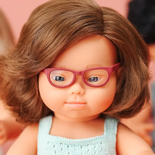 MINILAND DOLLS MINILAND ΚΟΥΚΛΑ ΚΟΡΙΤΣΙ ΜΕ ΣΥΝΔΡΟΜΟ DOWN 38 CM ΜΕ ΡΟΥΧΑΛΑΚΙΑ 2