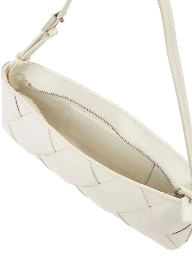 Calvin Klein Γυναικεία Τσάντα Woven Elongated Shoulder Bag Λευκή 3