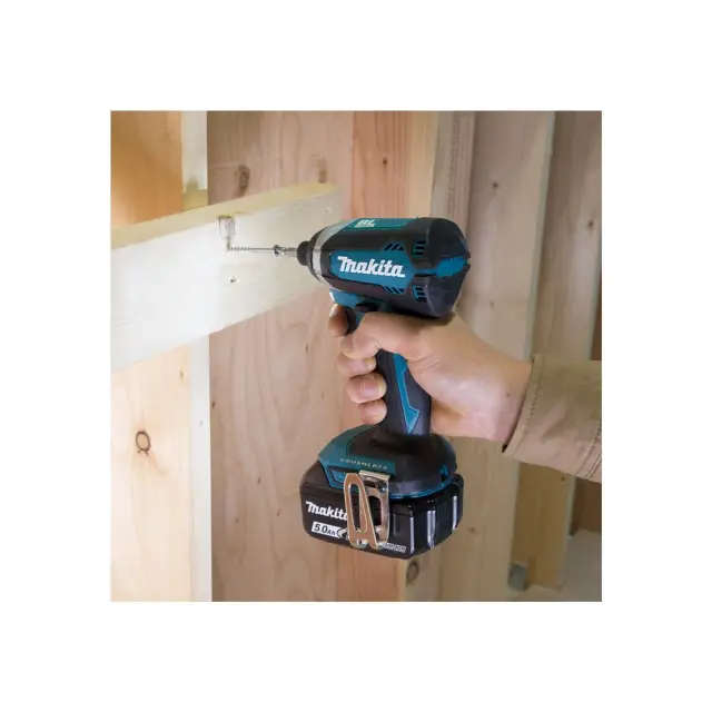 Makita DLX6139JX1- Promo Kit περιλαμβάνει: Το Κρουστικό Δραποκατσάβιδο DHP492 (141Nm), το Παλμικό Κατσαβίδι DTD153 (170Nm), το Πιστολέτο 3 λειτουργιών DHR243, τον Γωνιακό Τροχό DGA513 (125mm/115mm), το Δισκοπρίονο DHS680, το Πολυεργαλείο DTM52Z, 3 Μπαταρίες 18V/5.0Ah, Ταχυφορτιστή και 4 βαλίτσες Mak 3