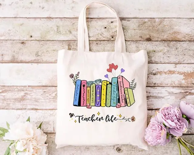Τσάντα πάνινη υφασμάτινη εκρού με σχέδιο TEACHER 02 διαστάσεις: 38x40cm μαζί με τα χερούλια 38x70cm