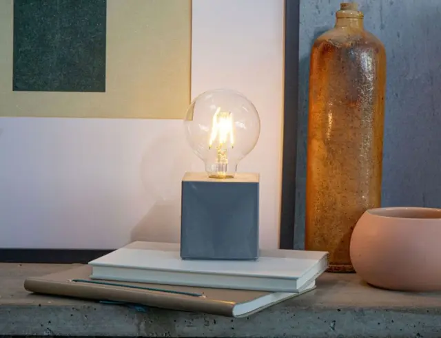 Επιτραπέζιο φωτιστικό LED Livoo LH108 με λαμπτήρα Ε27 και διαστάσεις 8x8x20cm LH108