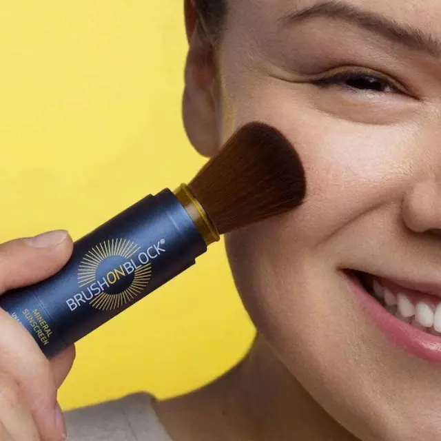 Brush On Block Touch of Tan Mineral Powder Sunscreen Spf 30 Αντηλιακή πούδρα προσώπου με χρώμα 3,4gr 3