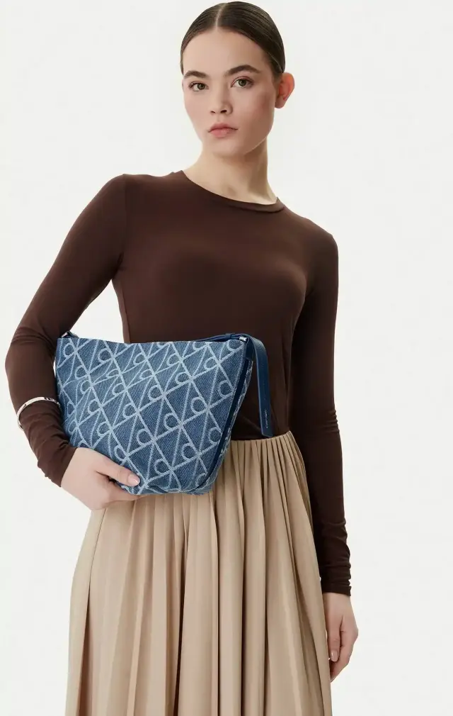 Calvin Klein Γυναικεία Μεγάλη Τσάντα Emblem Αll Over Print Denim Bucket Μπλε 3