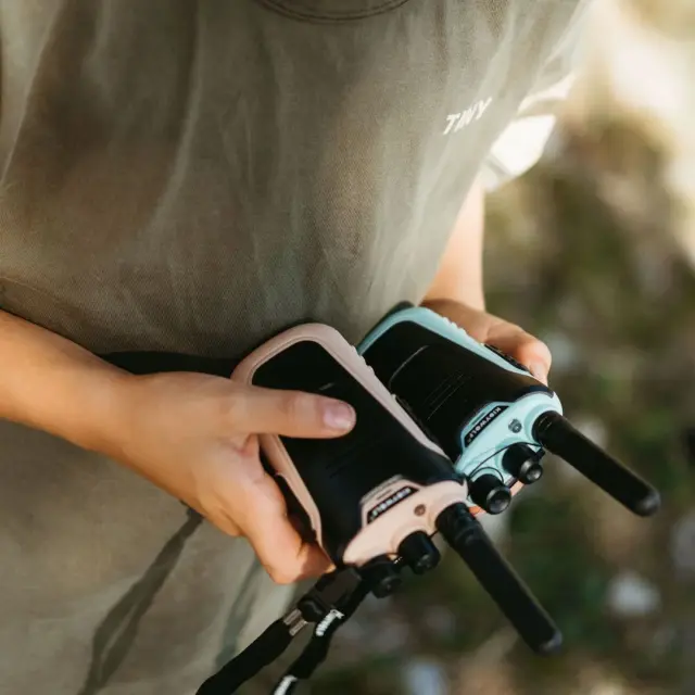 KIDYWOLF KIDYTALK Σετ 2 Επαναφορτιζόμενα Walkie Talkies με Εμβέλεια έως 6 χλμ. & Φακό Γαλάζιο/Μπεζ (5+ ετών) 181597 2