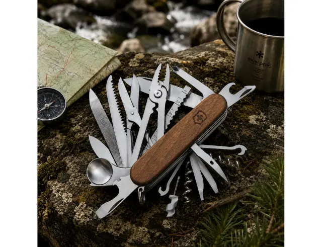 Ελβετικός Σουγιάς Victorinox Champ Wood με 29 λειτουργίες και μήκος 9.1cm 1.6791.63
