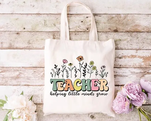 Τσάντα πάνινη υφασμάτινη εκρού με σχέδιο TEACHER 04 διαστάσεις: 38x40cm μαζί με τα χερούλια 38x70cm