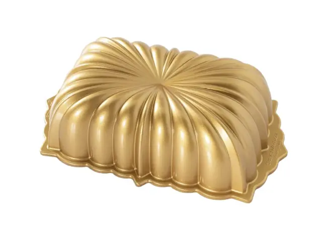 Φόρμα για κέικ Nordic Ware Premier Gold σε μακρόστενο σχήμα, με διαστάσεις 25.5x15.5x8cm81677