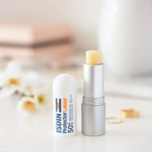 Isdin Protector Labial Lip Balm Spf50+ Ενυδατικό Balm Χειλιών με Υψηλή Προστασία 2