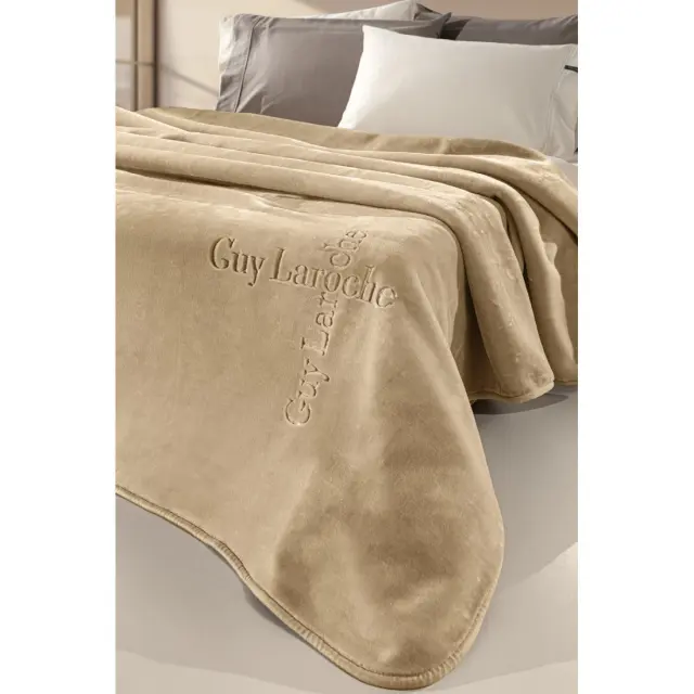 Κουβέρτα Βελουτέ Υπέρδιπλη Guy Laroche Logo Almond 220x240