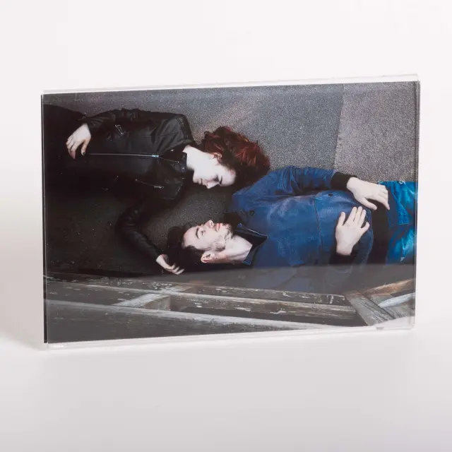 κορνίζα plexiglass ακρυλική με βαση επιτραπεζια για φωτογραφια 20x30cm οριζόντια