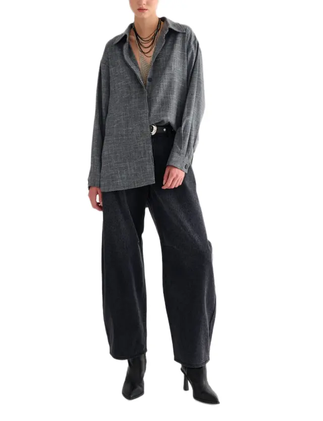 Attrattivo γυναικείο oversized πουκάμισο με μυτερό γιακά 9923582-1 - S