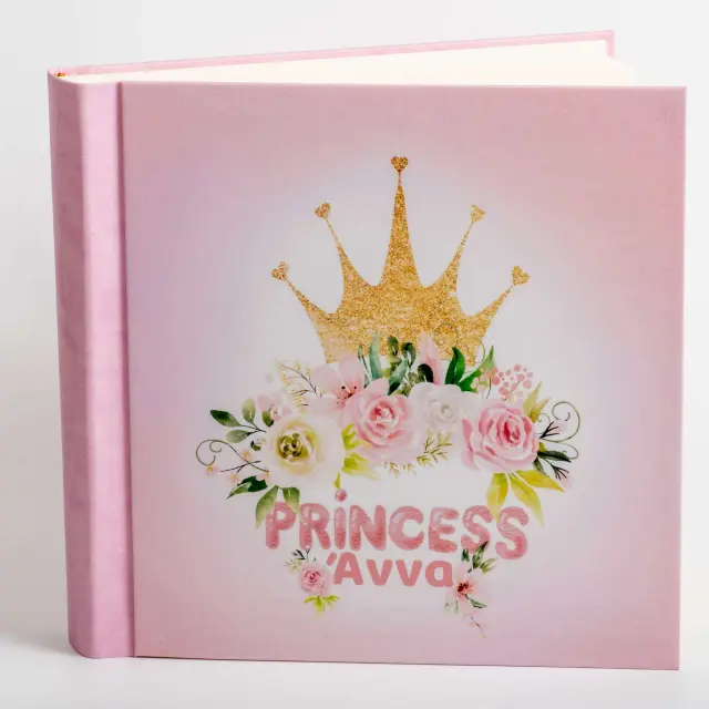 Άλμπουμ Δερματίνης συλλογής my album ,Princess με κορόνα ,με όνομα Άννα, ροζ δερματινη,άλμπουμ με ριζόχαρτο 35x35cm .Σε κουτί φύλαξης
