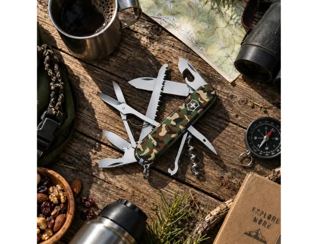 Ελβετικός Σουγιάς Victorinox Huntsman με 15 λειτουργίες και μήκος 9.1cm - Camouflage1.3713.94
