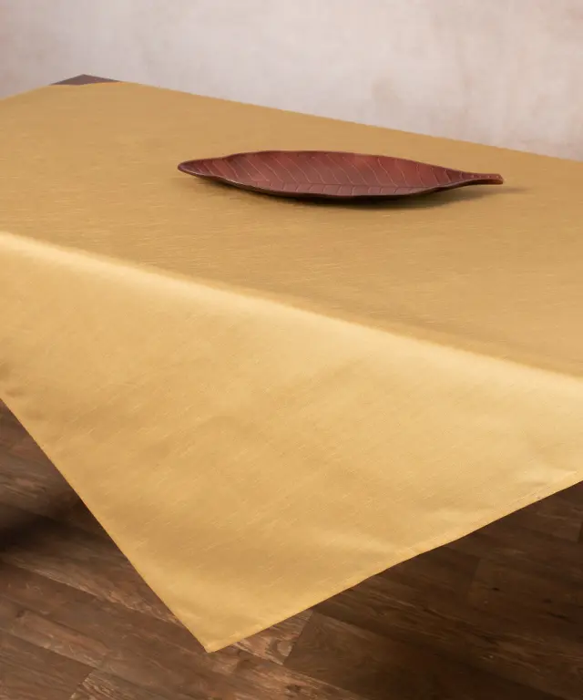 Σατέν τραπεζοκαρέ 2015 (130cm x 130cm) χρυσό - -